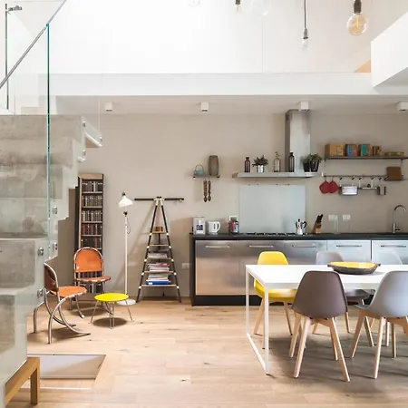 Stylish Loft With Garden, 8 Guests, 3 Bedrooms 公寓