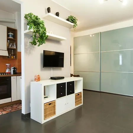 High Rise Flat Near Metro Stop Apartment *