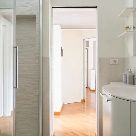 Cosmopolitan Home, 2 Bedrooms, 2 Bth, 5 Guests شقة *