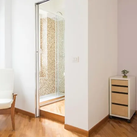 Cosmopolitan Home, 2 Bedrooms, 2 Bth, 5 Guests