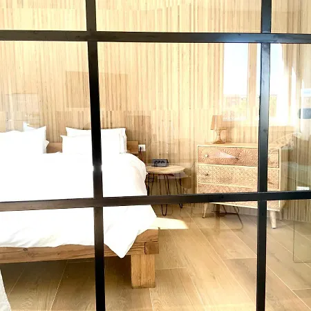 Luxury Flat By Station / Unique View *