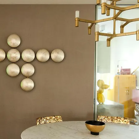 Luxury Designer Space In Shopping District 아파트