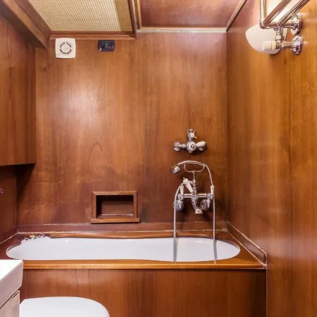 Exclusive 4Bdr Apartment Near Duomo * ميلان