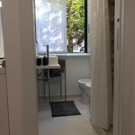 25 - Near Metro M3 * 밀라노