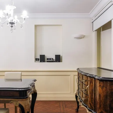 Exclusive 4Bdr Apartment Near Duomo ميلان