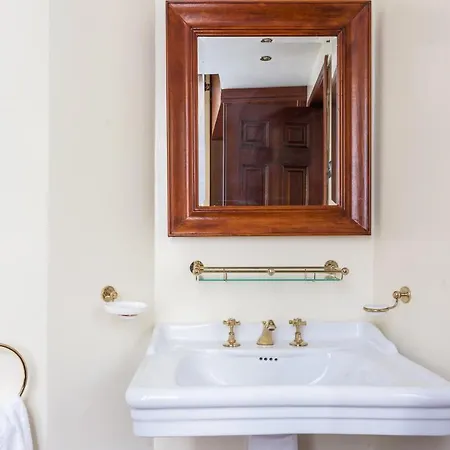 Exclusive 4Bdr Apartment Near Duomo شقة