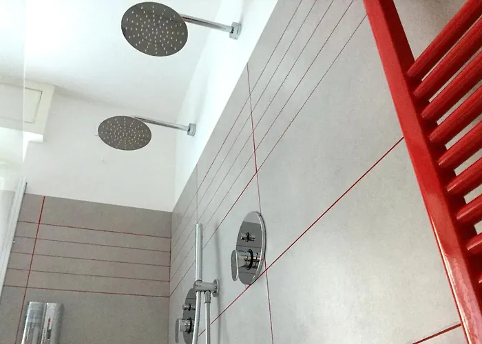 Rosso A Milano, Vicino Allo Ieo מילאנו