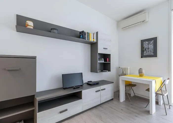 Hotel Piazza De Angeli M1 Comfortable Flat With Balcony *