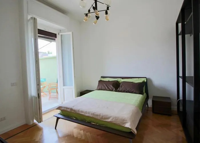 Lacaralele1 * Milán