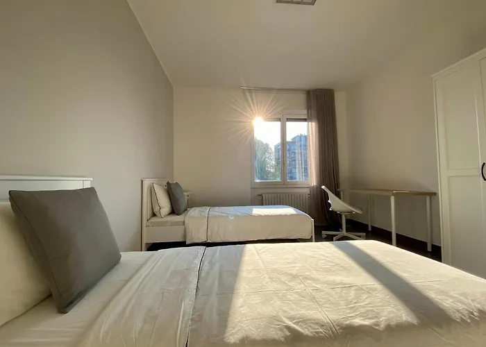 Bright 4-bedroom Near San Siro Lägenhet *