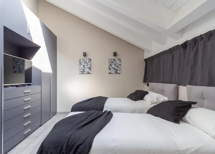 The Rent - Spacious In Paolo Sarpi * Milaan