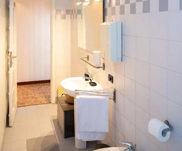 아파트 Central Apartment