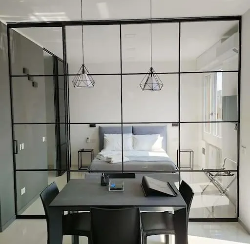 New & Bright Balcony Flat By Station شقة ميلان