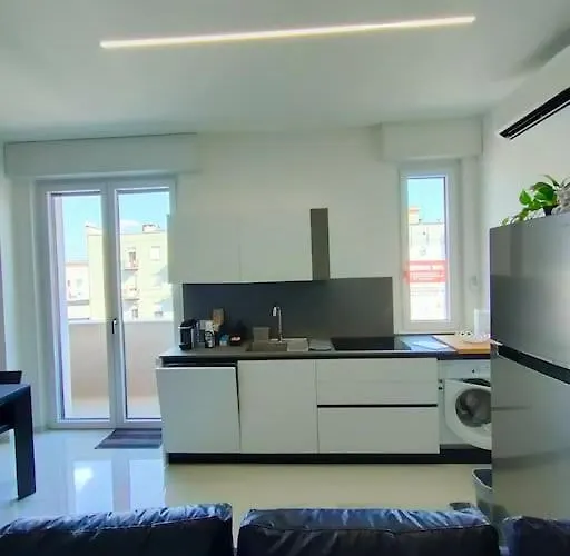 شقة New & Bright Balcony Flat By Station ميلان