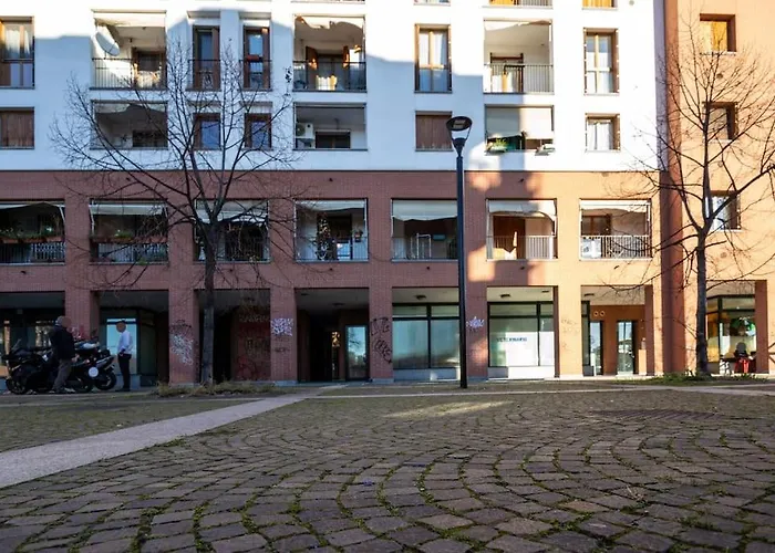 Black & White Flat In Naviglio/ Porta Genova Milaan