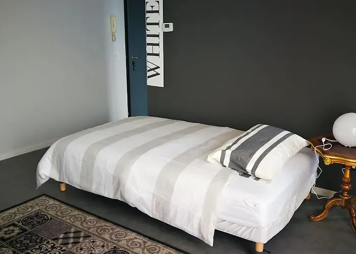 Black & White Flat In Naviglio/ Porta Genova * Milaan
