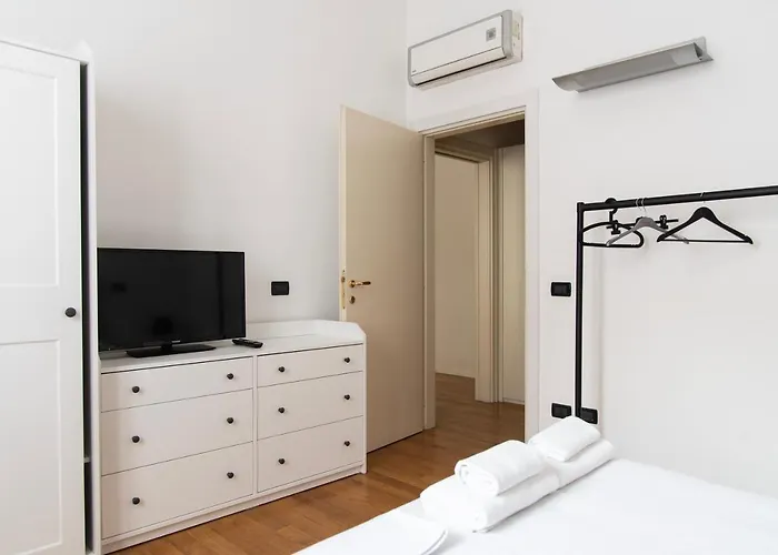 Youhosty - Monte Nero 68 * Milaan