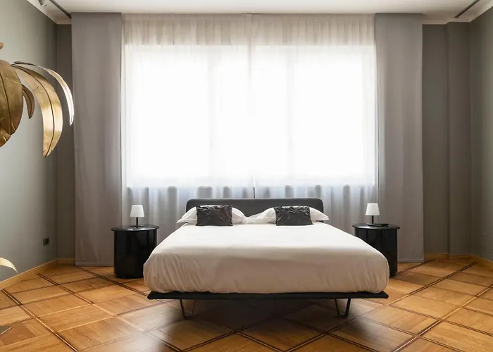 An Elegant Vacation Near Duomo Milan, 2 Bedrooms, 6 Guests Appartamento Milano