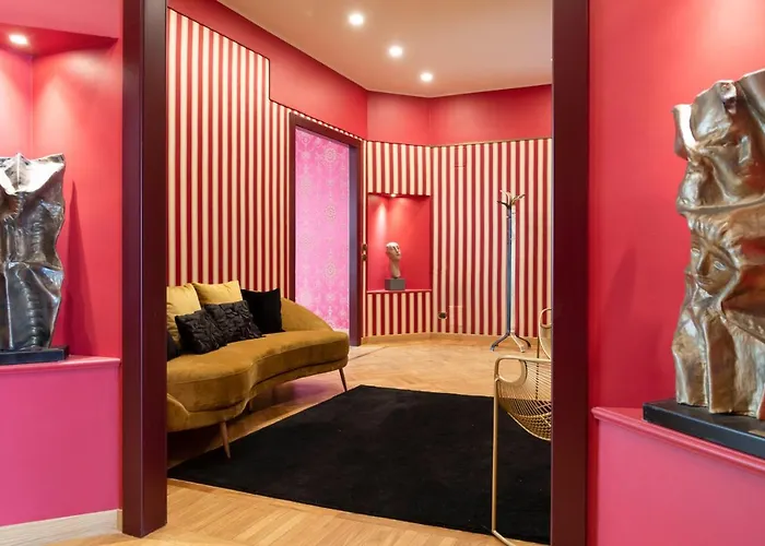An Elegant Vacation Near Duomo Milan, 2 Bedrooms, 6 Guests * Milano