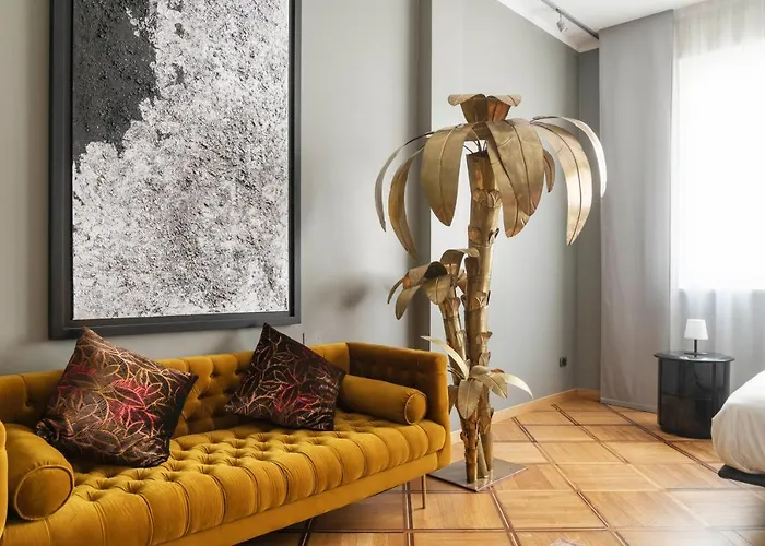 An Elegant Vacation Near Duomo Milan, 2 Bedrooms, 6 Guests Milano