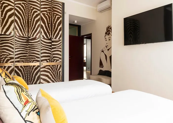 An Elegant Vacation Near Duomo Milan, 2 Bedrooms, 6 Guests Milano