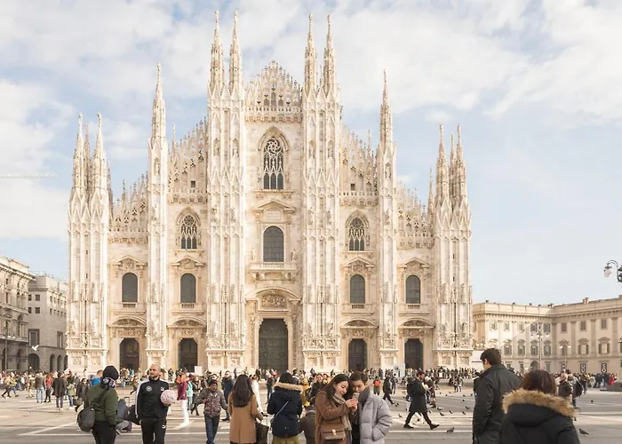 An Elegant Vacation Near Duomo Milan, 2 Bedrooms, 6 Guests Appartamento