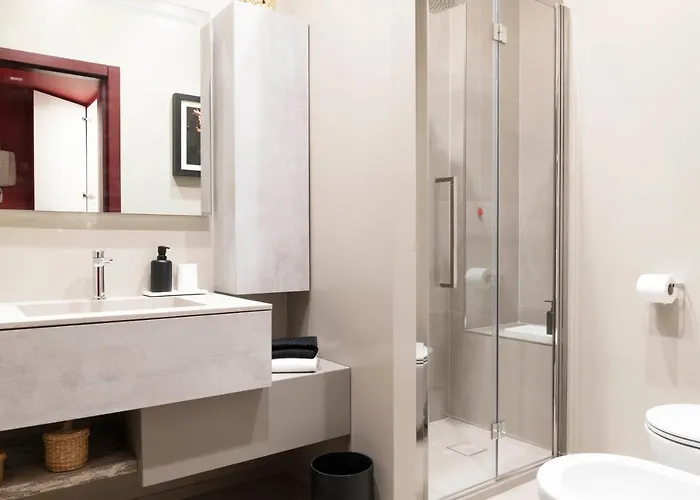 An Elegant Vacation Near Duomo Milan, 2 Bedrooms, 6 Guests Milano
