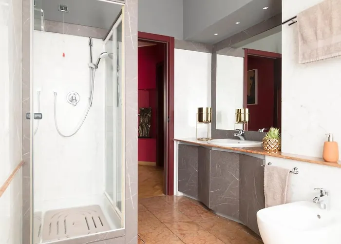 An Elegant Vacation Near Duomo Milan, 2 Bedrooms, 6 Guests Milano