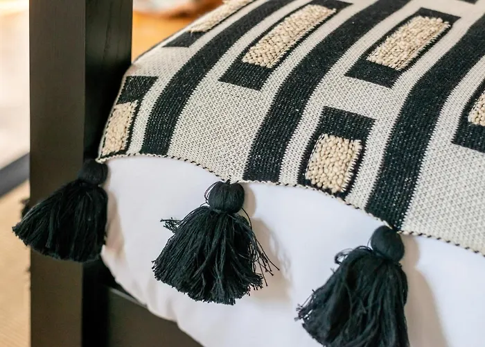 The Couper Bagutta בית הארחה *