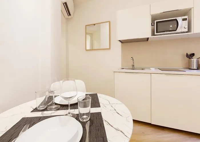 Guesthost - In The Heart Of Milano! Apartment *