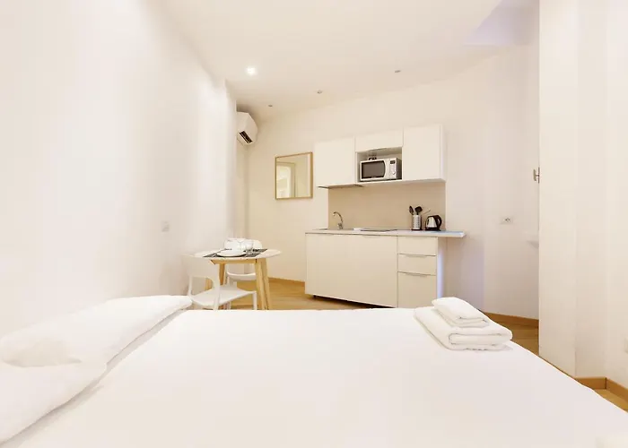 Guesthost - In The Heart Of Milano! Apartment *