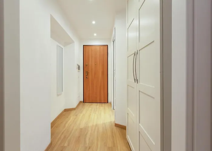 Guesthost - In The Heart Of Milano! Apartment *