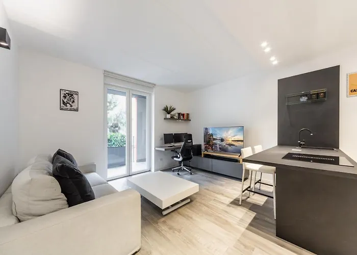 Apartmán Guesthost - Comfy With Private Parking & Balcony Milán