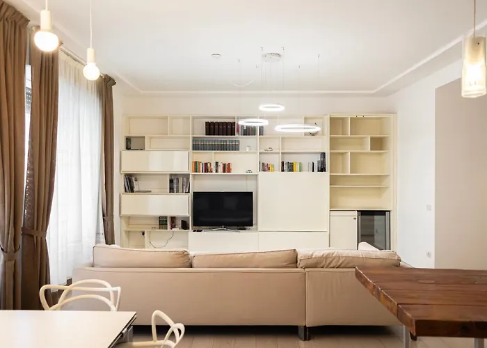 Elegante E Spazioso Quadrilocale In Porta Venezia Apartmán