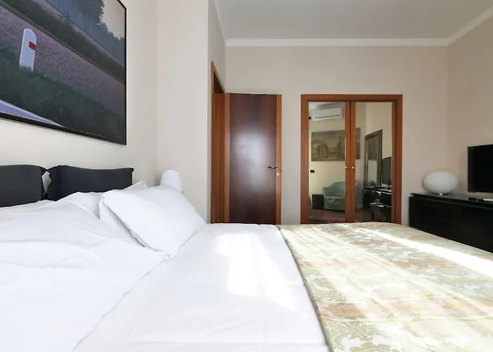 Large And Elegant In Missori Duomo Apartament *