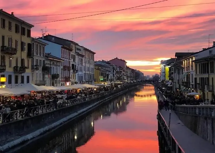 - Duomo And Navigli, Bright With Balcony Apartment *
