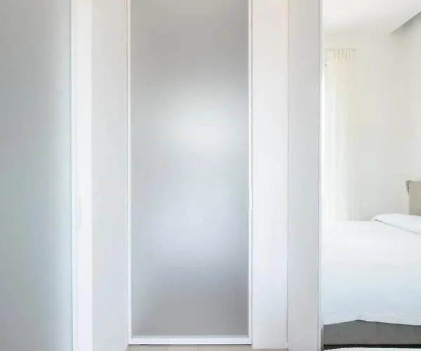 - Duomo And Navigli, Bright With Balcony Apartment