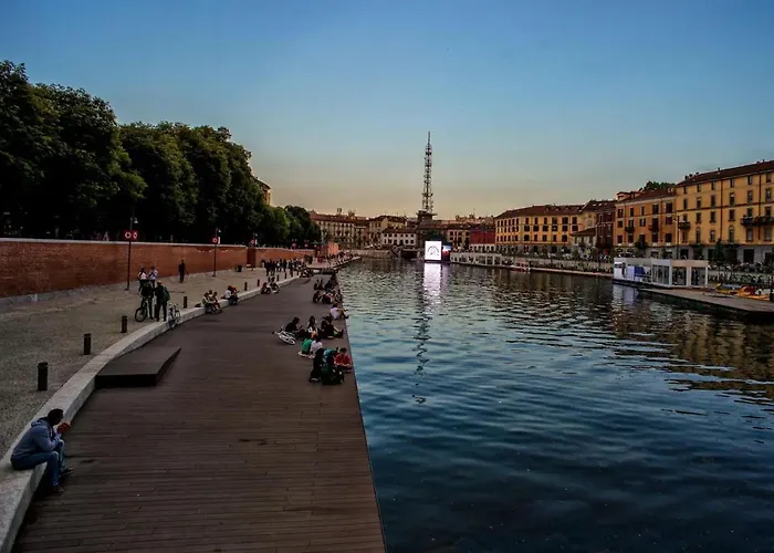 - Duomo And Navigli, Bright With Balcony Apartment Mailand