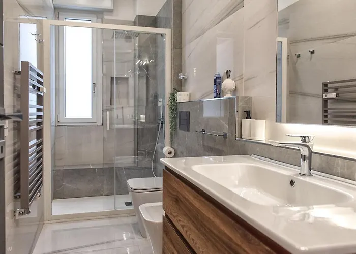 New & Bright Balcony Flat By Station شقة