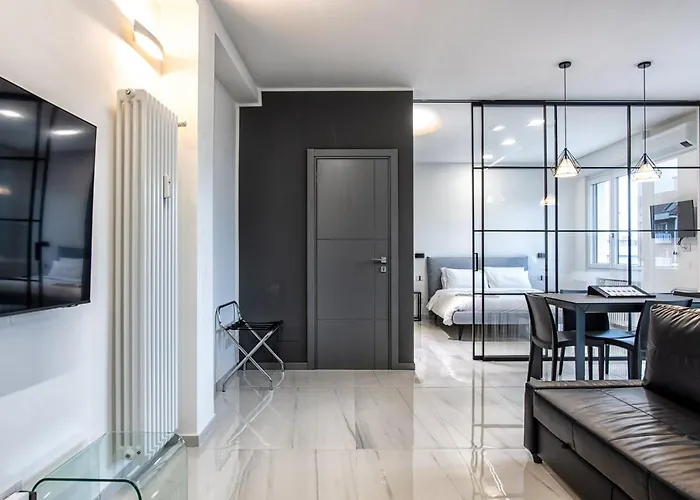 New & Bright Balcony Flat By Station ميلان