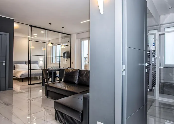 New & Bright Balcony Flat By Station شقة