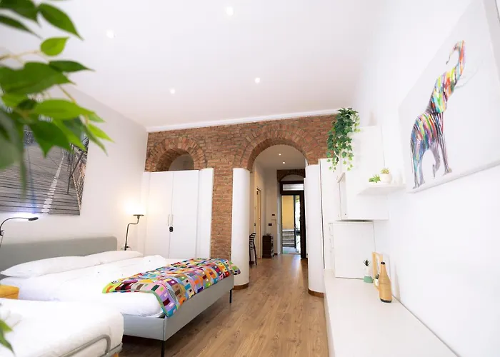 The Red Bricks - Tricolore San Babila Apartment *