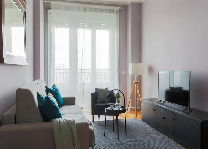 The Rent - Spacious One-bedroom In Moscova District *
