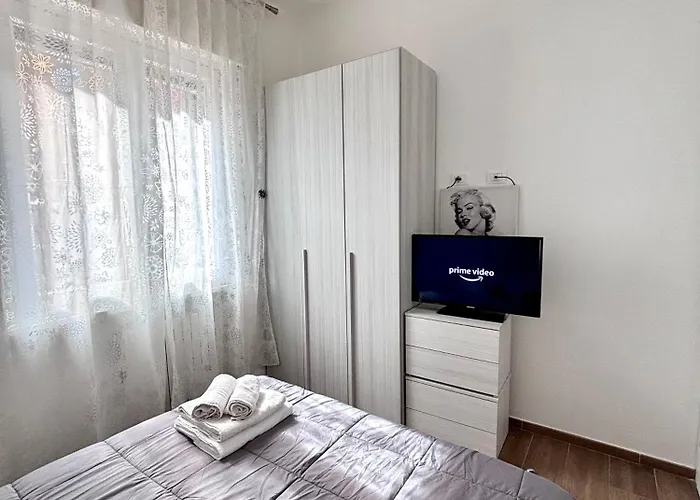 Bilocale In Bande Nere-metro Rossa Duomo Apartman Milánó