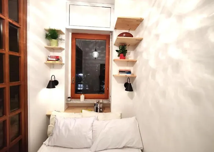 Casa Cloclo: Design & Vintage Above Subway Appartement