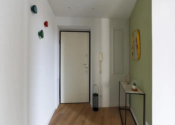 The Rent - Spacious And Renovated Two-bedroom Downtown *