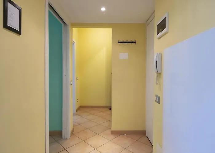 Youhosty - Paul Valery 3 * Milan