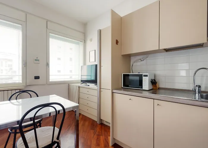 Bright & Comfy With Parking *