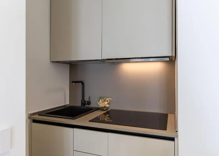 - Duomo And Navigli, Bright With Balcony Apartment