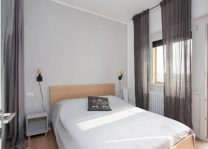 Gambara Urban Flat - Stylish And Next To Metro Apartment *